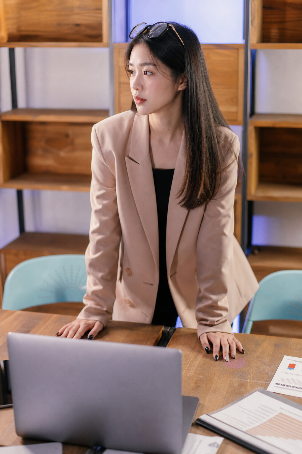 上班穿搭：淺色西裝造型